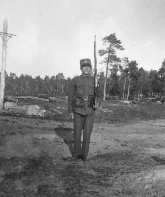 Herman Smith på vakt ved Garnisonsgammen ved Svanvik i Sørvaranger