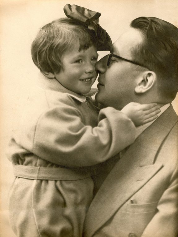 Moritz Klein med datteren Anne-Rita på armen.