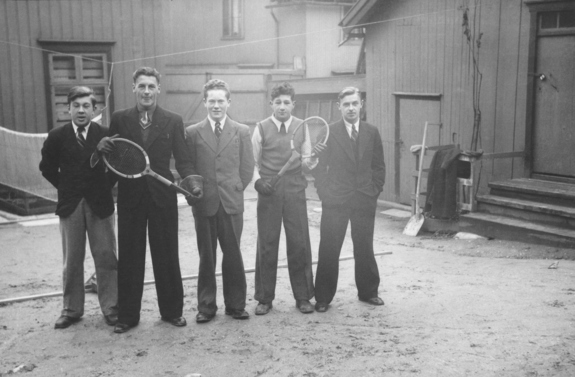 Chone Caplan nr. 2 fra høyre sammen med sine tenniskammerater