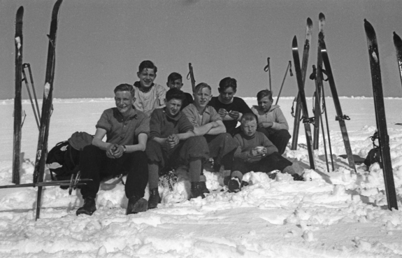 Chone nr. 2 fra v i fr. rad på fjellet med sine norske ikke-jødiske venner.
