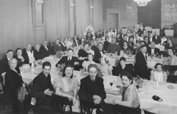 Eva og Isak blir I 1940 gift på hotel Britannia i Trondheim.