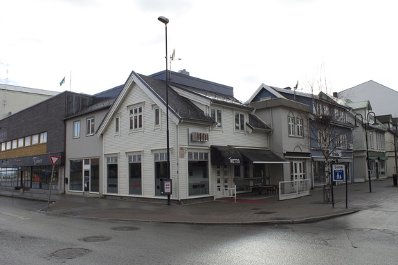 Familiens butikk AS Beklædningsmagasinet lå i dette bygget i Strandgata 12.