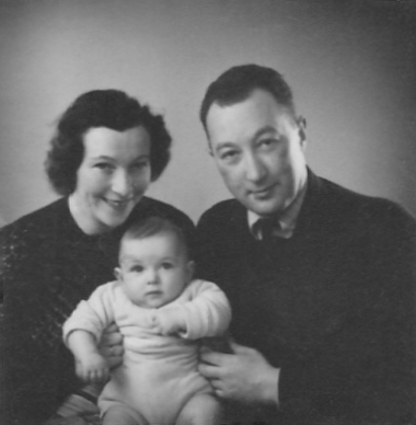 Harry Simon med foreldrene Eva og Isak.