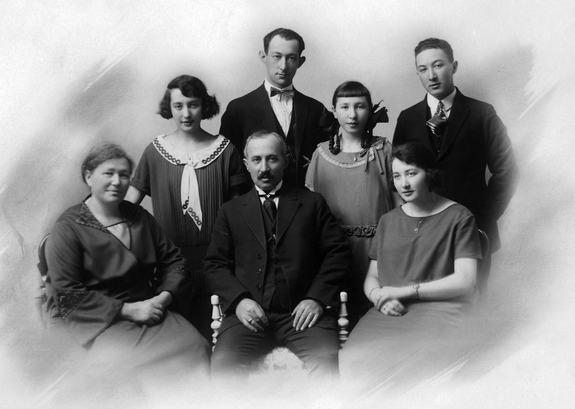 Rosa og Meyer Leib Shotland med barna Salomon, Isak, Eva, Rebekka og Sarah.