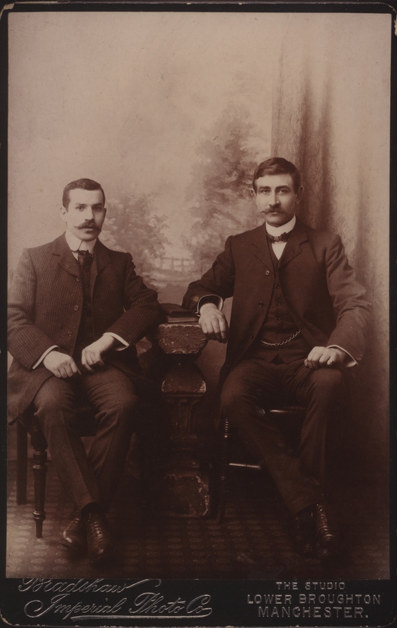 Daniel Caplan t.h med lillebror Harry i Manchester/England. Året er 1900.