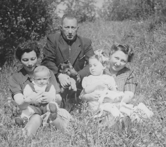 Bakerst Isak Shotland med hund. Til venstre Eva med Harry Simon. Juli 1942.
