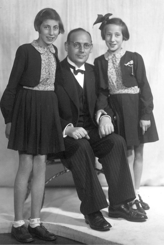Jacob Bodd med døtrene Anna Rebekka og Manja Malka.