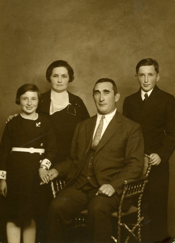 Ruth, mor Ella, far Samuel og Julius ved sistnevntes Bar Mitzva, 1935.