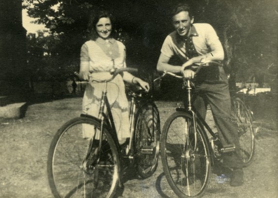Søsknene Ruth og Julius på sykkel