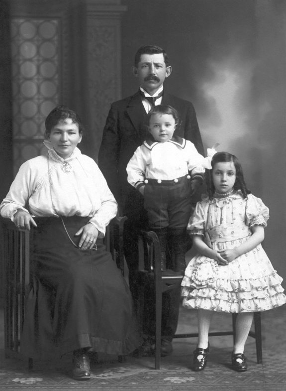 Eva Shotland som barn med foreldrene og broren. 