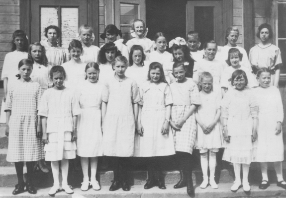 Eva Shotland nr. 3 fra venstre i midterste rad. Gyllenborg Pikeskole 1921.