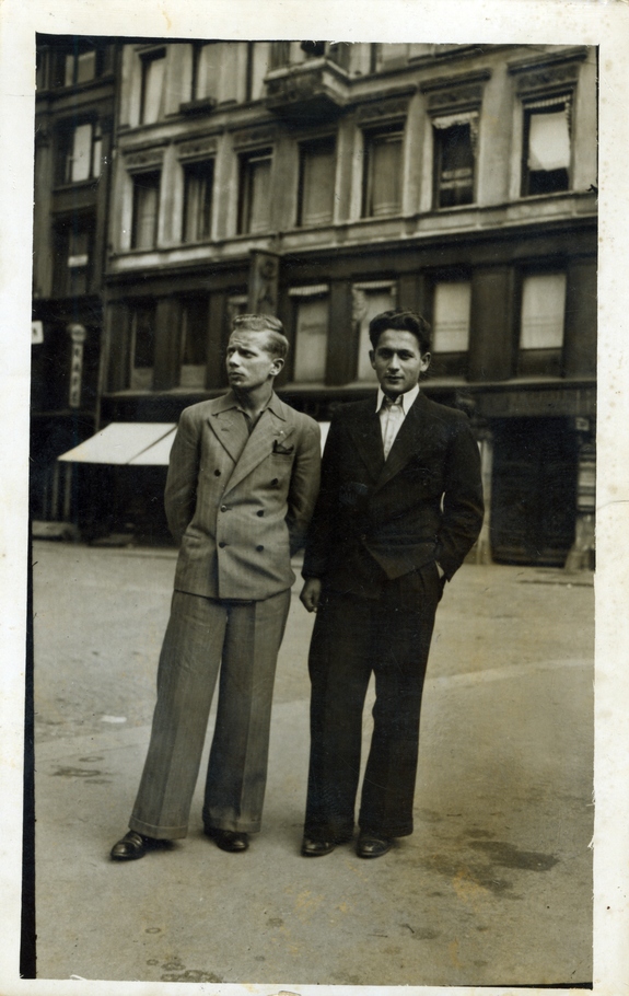 Herman Becker og kameraten John Kolstad på Karl Johans gate, juli 1941