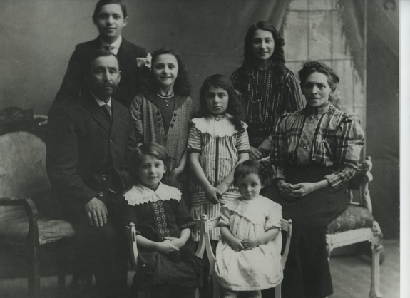 Aron Levinsohn med sine foreldre og søstre i 1920