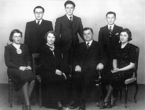 Ida Koklin med ektemann, døtre og sønner