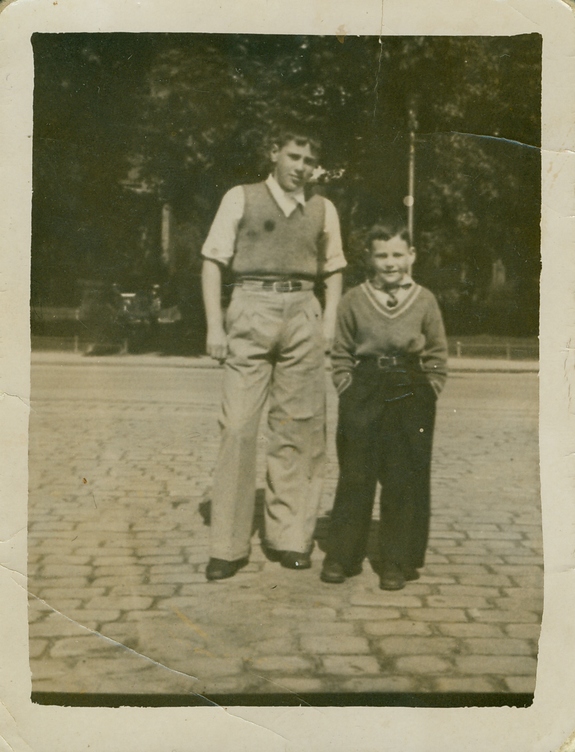 Oscar Schermann sammen med broren Arnold (t.h) i 1936