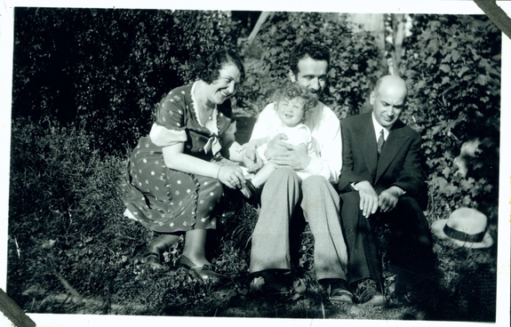 Samuel og Rebekka Dworsky med rabbiner Samuel med barn på fanget.