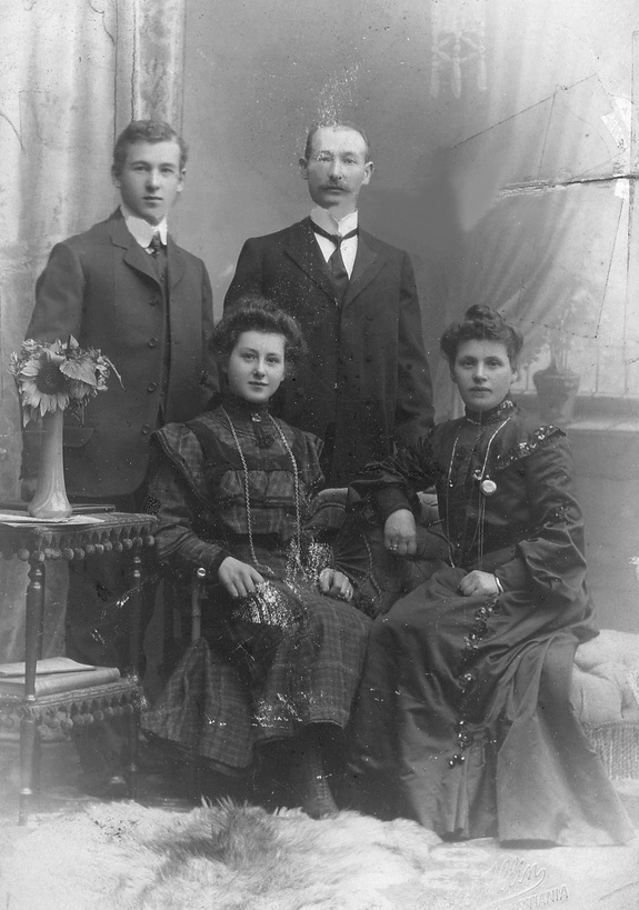 Familien Kazerginski ca. 1907. Bertha nederst til høyre.