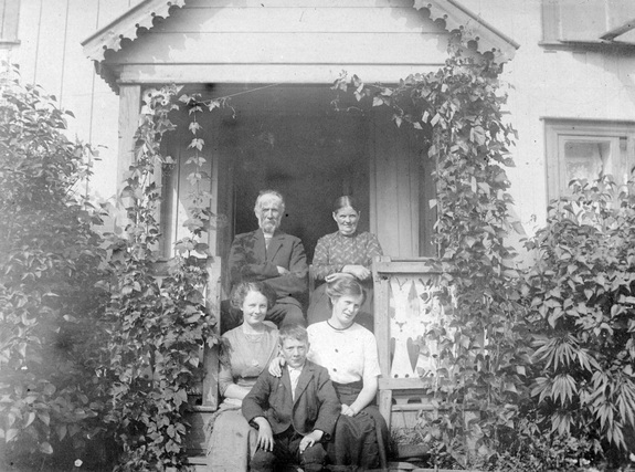 Familien Karpol, ca. 1915. Klara til høyre med hånden rundt broren, Samuel.