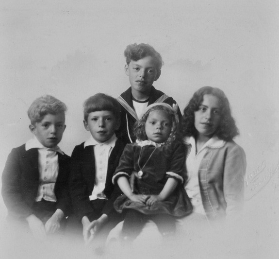 Fra venstre: Selik, Salomon, Abraham, Mina og Sara Bella Mahler, ca. 1930