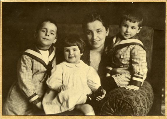Luise Seligmann med barna Hans, Margit og Erik, ca. 1919