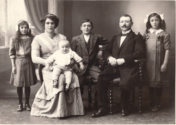 Familien Smith, 1912. Fra venstre: Bertha, Sara, Finn, Jacob, H.L. og Lea 