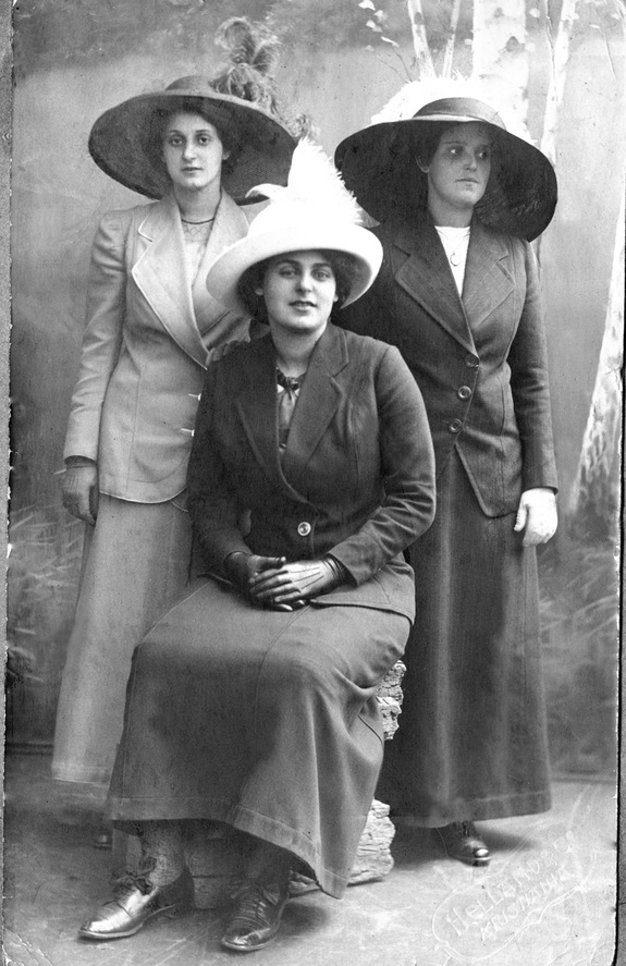 Fra venstre: Fanny og Bertha Weinstock og kusinen Bertha Arsch, ca. 1915