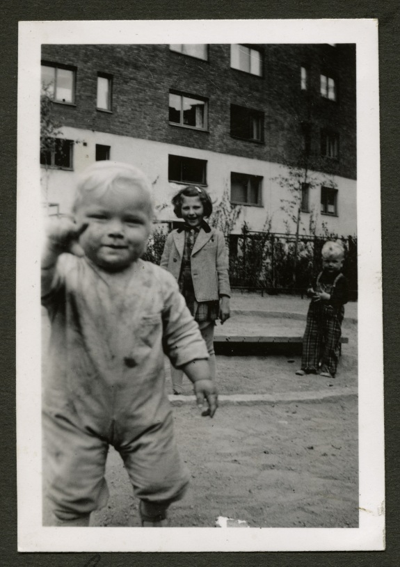 Doris Gordon i midten av bildet, ca. 1941