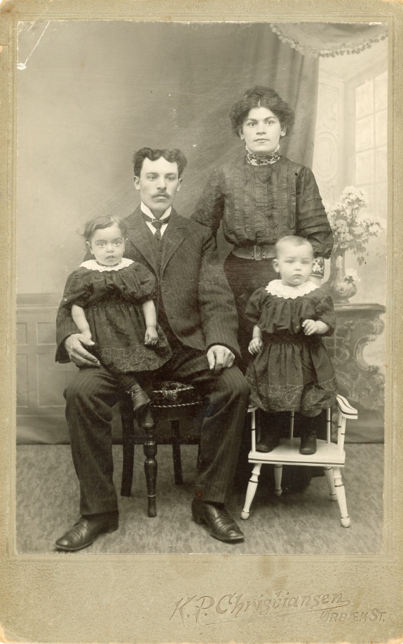 Herman og Marie Gettler med døtrene Sonja og Olga i Fyn, Danmark , 1911