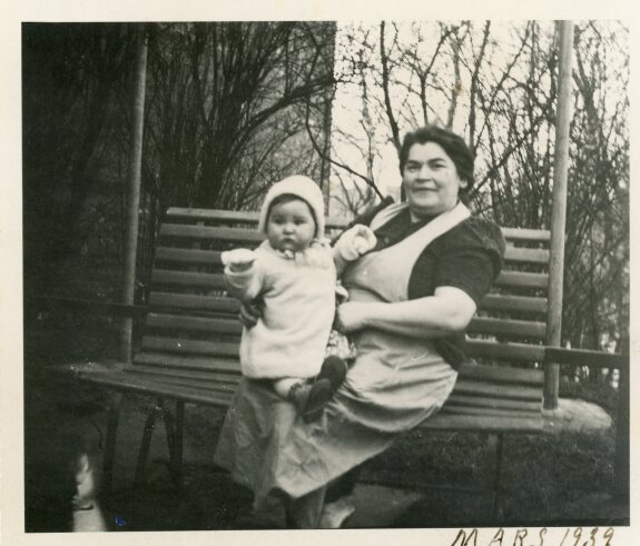 Marie Gettler med barnebarnet Doris Wulff i 1939